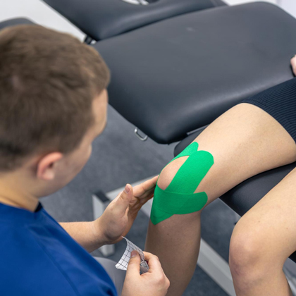 Kinesio tape felhelyezése: A tartós tapadás szakértői titkai